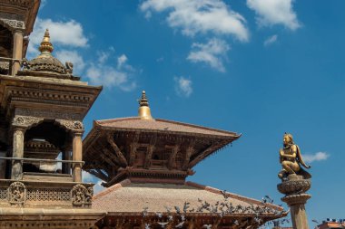 UNESCO tarafından ilan edilen Dünya Mirası sahasında Patan Durbar Meydanı, Patan, Nepal 'de bulunan Namaste el hareketi üzerine tapınaklar ve Garuda