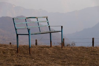 Batase Dada, Tansen, Palpa, Nepal 'de boş bir bank Tansen, Palpa çevresindeki manzaralı güzelliği izlemek için