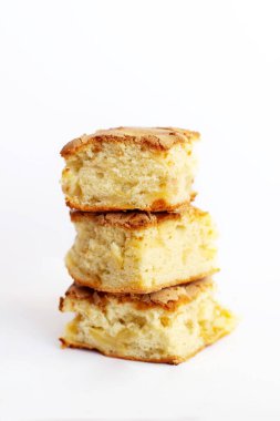 Beyaz arka planda izole edilmiş ev yapımı organik elmalı turta parçaları. Tatlı Charlotte.