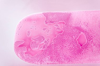 Suda renkli banyo bombasını çözdükten sonra köpüklü pembe köpük. Mermer dokusu etkisi. Güzellik ve lüks bir geçmiş. Soyut sanat. Düz yatıyordu, üstten, tam üstten.