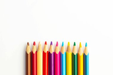 Beyaz arkaplanda izole edilmiş renkli kalemler