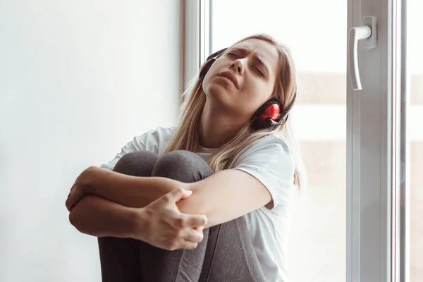 Una Joven Rubia Hermosa Mujer Triste Desesperada Introvertida Con Auriculares —  Fotos de Stock