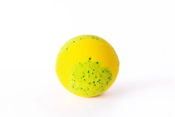 Aromat Żółty Zielone Bąbelki Okrągłe Jasne Kąpieli Bomba Izolowana Białym — Zdjęcie stockowe