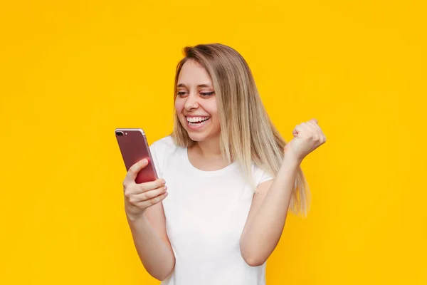 Jovem Muito Caucasiano Impressionado Animado Sorrindo Mulher Loira Uma Camiseta — Fotografia de Stock