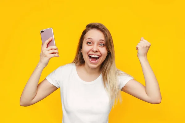 Una Joven Guapa Caucásica Impresionada Mujer Rubia Sonriente Emocionada Una —  Fotos de Stock