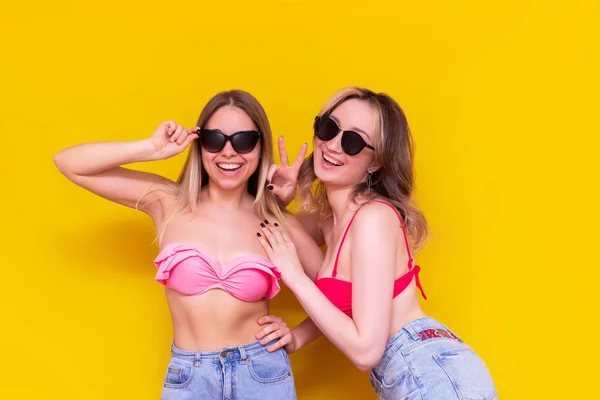 Duas Jovens Caucasianas Bonitas Mulheres Magras Felizes Maiôs Shorts Jeans — Fotografia de Stock