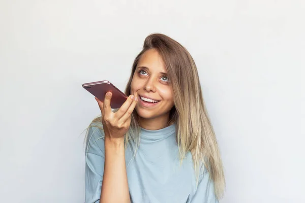 Uma Jovem Caucasiana Sorrindo Mulher Loira Sorri Segura Telefone Celular — Fotografia de Stock