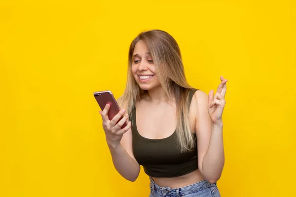 Uma Jovem Mulher Loira Sorridente Muito Caucasiana Cruza Dedos Para — Fotografia de Stock