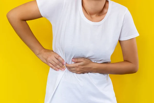 Schnappschuss Einer Jungen Frau Einem Weißen Shirt Die Ihre Seite — Stockfoto