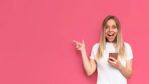 Uma Jovem Caucasiana Feliz Mulher Loira Bonita Sorri Segura Telefone — Fotografia de Stock