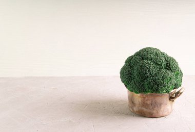 Tencere içinde taze, olgun brokoli. Boşluğu kopyala.