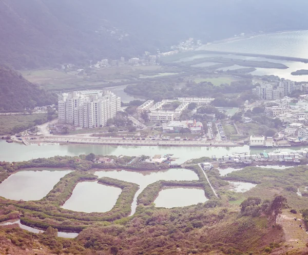 Vista superior de la ciudad asiática situada en el campo en un día brumoso — Foto de Stock