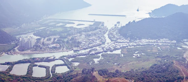 Vista superior de la ciudad asiática situada en el campo en un día brumoso — Foto de Stock