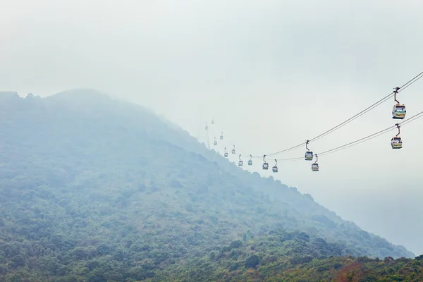 Téléphérique sur une montagne brumeuse — Photo