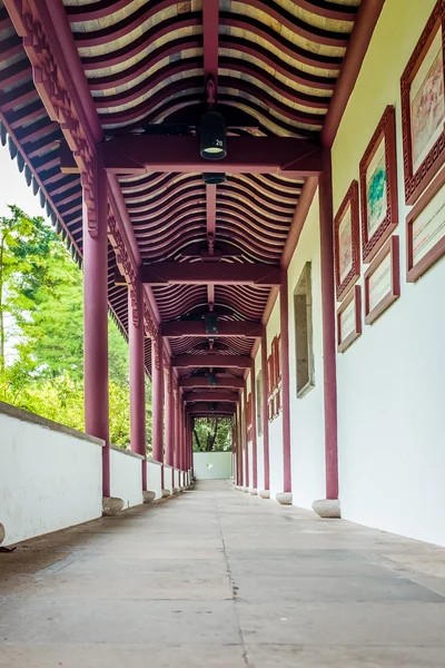 传统的中国庙宇的走廊 — 图库照片