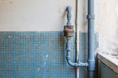 Duvarda paslı boru