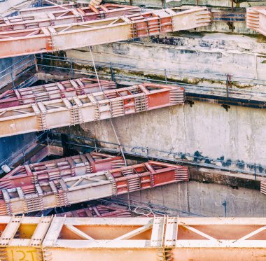 İnşaat alanında yeraltı tren istasyonu