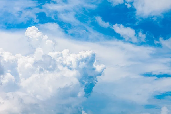 Paisaje nublado en verano — Foto de Stock