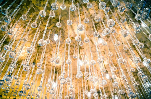 Lustre en cristal au plafond de l'hôtel — Photo