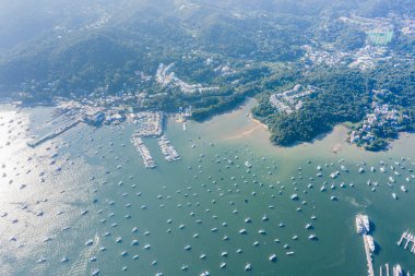 Sai Kung 'daki lüks bölgenin insansız hava aracı görüntüsü. Birçok Yat kıyıya yanaşıyor.