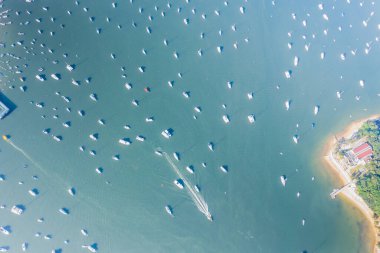 Sai Kung 'daki lüks bölgenin insansız hava aracı görüntüsü. Birçok Yat kıyıya yanaşıyor.