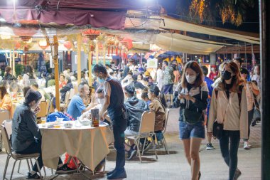 8 Kasım 2020 - Hong Kong: Kalabalık Çin lokantasında akşam yemeği zamanı, covid-19 döneminde. Maske takan ama sosyal mesafesi olmayan insanlar. Sai Kung, Hong Kong