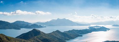 Plover Cove Reservoir, Hong Kong 'un hava manzarası, sonbahar.