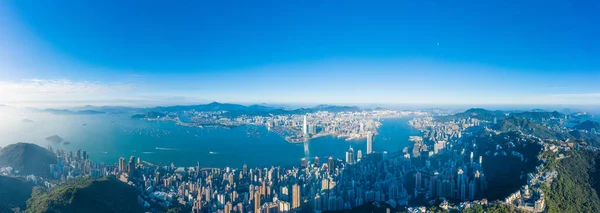 Hong Kong Adası 'nın tepe noktasından, şehir merkezindeki dağlarla çevrili bir panorama.