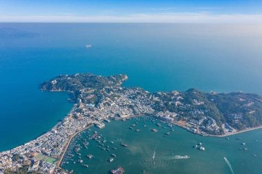 Cheung Chau 'nun hava görüntüsü, Hong Kong' un dışındaki ünlü tatil yeri, gündüz vakti.