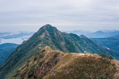 Dağlarda yürüyen yürüyüşçüler, Sai Kung, Hong Kong. Açık hava gündüz