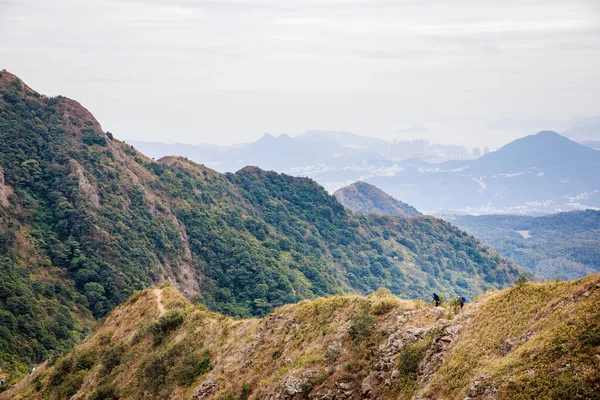 Wędrowcy Spacerujący Ścieżką Górską Sai Kung Hong Kong Dzień Świeżym — Zdjęcie stockowe