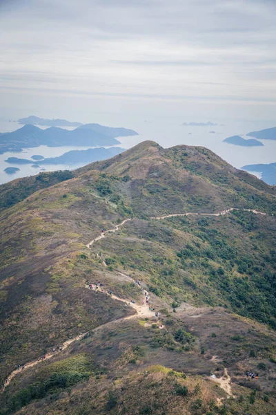Szerokie Ujęcie Spacerowiczów Idących Ścieżką Górską Wschód Sai Kung Słynnego — Zdjęcie stockowe