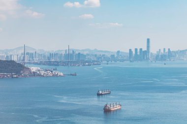 Victoria Limanı, Hong Kong 'da boş bir kargo gemisi. Endüstriyel Ulaşım