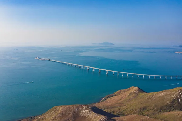 Hong Kong-Zhuhai-Macao Köprüsü 'nün havadan görünüşü, dünyanın en uzun deniz geçişi ve açık deniz bağlantısı, açık havada gündüz vakti.