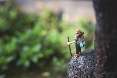 Çılgın macera kavramı, ağaçta minyatür yürüyüş modeli, gündüz, makro çekim.