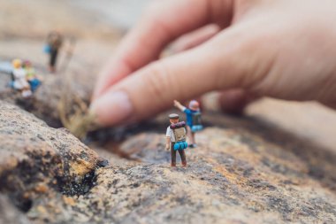Kayalıklarda minyatür yürüyüşçü figürü macerası eğlenceli bir konsept, sahneler yapmak, gün içinde,