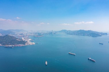 Tsing Ma Köprüsü 'nün destansı manzarası, Hong Kong' daki ünlü süspansiyon köprüsü, gündüz, açık hava.