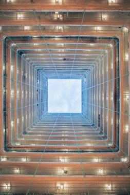 Hong Kong 'daki kamu konutlarının soyut görüşü. Geometrik mimari dış görünüş, hiç kimse