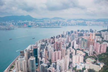 Victoria Limanı, Hong Kong 'un altın saatindeki destansı gece manzarası. Ünlü seyahat merkezi, metropol.