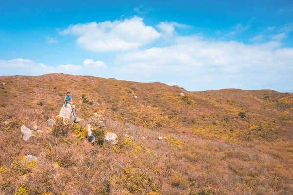 Hombre Senderismo Encantado Sentado Una Roca Montaña Isla Lantau Hong — Foto de Stock