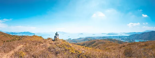 Nadšený Turistický Muž Sedí Skále Hora Ostrově Lantau Hong Kong — Stock fotografie