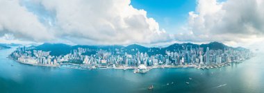 Hong Kong 'un merkezindeki Victoria Limanı' nın destansı manzarası. Asya Ticaret Şehri, gündüz