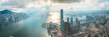 Victoria Limanı 'nın panorama görüntüsü, Hong Kong' un merkezi. Asya Ticaret Şehri, gündüz