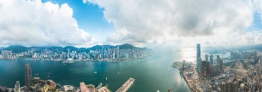 Victoria Limanı 'nın panorama görüntüsü, Hong Kong' un merkezi. Asya Ticaret Şehri, gündüz