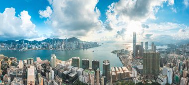 Victoria Limanı 'nın panorama görüntüsü, Hong Kong' un merkezi. Asya Ticaret Şehri, gündüz