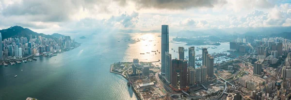 Victoria Limanı 'nın panorama görüntüsü, Hong Kong' un merkezi. Asya Ticaret Şehri, gündüz