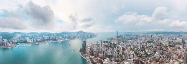 Hong Kong 'lu Kowloon şehir merkezinin destansı hava görüntüsü, gündüz vakti.