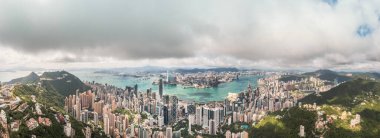 Hong Kong Victoria Limanı 'nın muhteşem hava manzarası güneşli bir gün, insansız hava aracı görüntüsü..