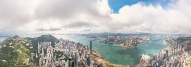 Hong Kong Victoria Limanı 'nın muhteşem hava manzarası güneşli bir gün, insansız hava aracı görüntüsü..