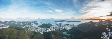Hong Kong 'un güneyindeki ünlü turistik yer Aberdeen' in muhteşem manzarası. Açık yaz günü.